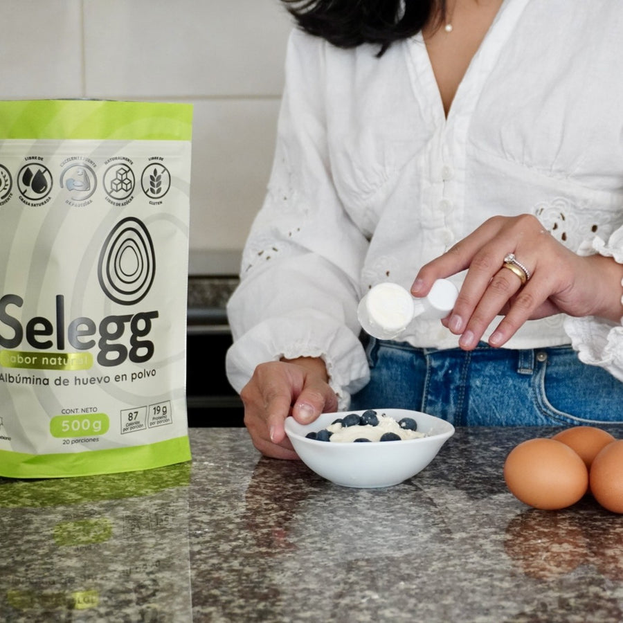 Selegg Natural — midiendo una porción en la cocina